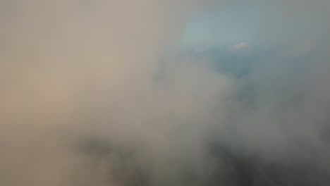 Eine-Luftaufnahme-Hoch-über-Den-Wolken-Bei-Einem-Wunderschönen-Sonnenaufgang-3