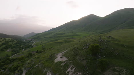Puesta-De-Sol-Sobre-La-Cordillera-De-Chobareti-En-La-Meseta-Volcánica-De-Tetrobi-En-Samtskhe-javakheti,-Georgia