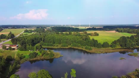 Panorama-Des-Alsunga-Stadtsees-Mit-Großen-Windturbinen-Zur-Stromerzeugung-In-Lettland-4