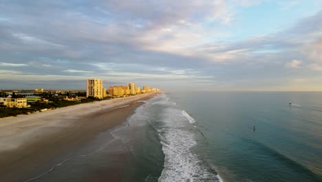 Erstaunliche-Aussicht-Auf-Die-Küsten-Von-Daytona-Beach-Bei-Sonnenaufgang-Während-Der-Goldenen-Stunde