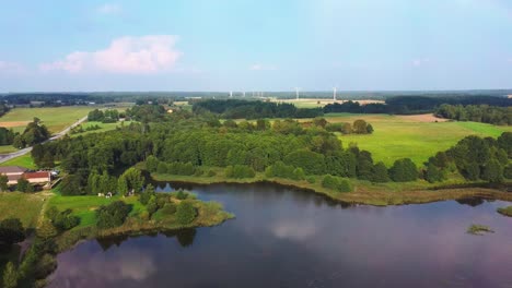 Panorama-Des-Alsunga-Stadtsees-Mit-Großen-Windturbinen-Zur-Stromerzeugung-In-Lettland-3