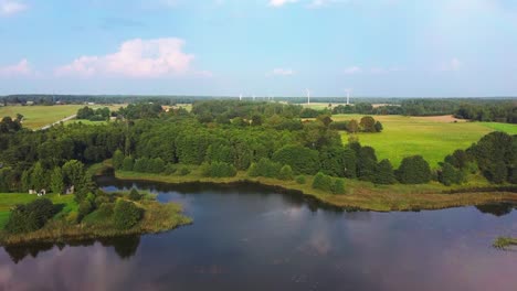 Panorama-Des-Alsunga-Stadtsees-Mit-Großen-Windturbinen-Zur-Stromerzeugung-In-Lettland-2
