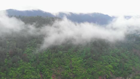 Luftaufnahme-Des-Schwebenden-Nebels-über-Dem-Grünen-Hügel-Im-Punjab
