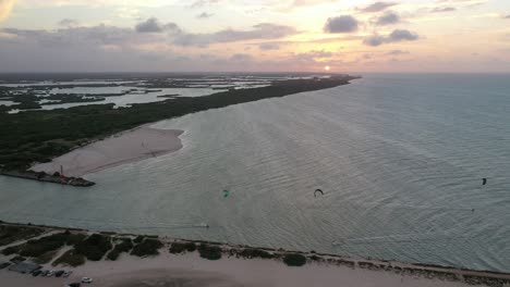 Puesta-De-Sol-En-La-Playa-De-Chuburná,-Península-De-Yucatán,-Kitesurf-1