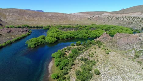Luftbild-Eines-Sees-Im-Norden-Patagoniens-Mit-Tiefblauem-Und-Hellblauem-Himmel-5