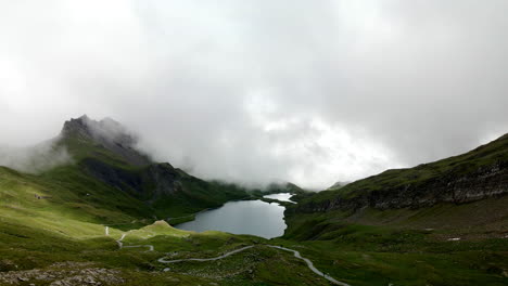 Lago-Bachalpsee-En-Suiza-En-Un-Día-Nublado