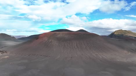 Drohne,-Die-Bei-Tageslicht-Im-Hochland-Von-Island-Neben-Einem-Vulkankrater-Aufsteigt