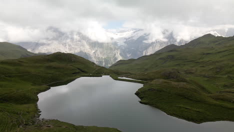 Lago-Bachalpsee-A-La-Sombra-De-Las-Nubes-Con-El-Eiger-Al-Frente-Con-La-Luz-Del-Sol-1