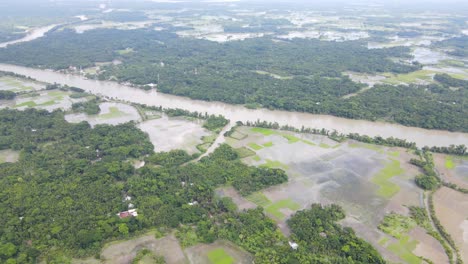Vuelo-Aéreo-Sobre-Tierras-Bajas-Inundadas-Y-Río-Desbordado-En-El-Norte-De-Bangladesh