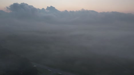 Eine-Luftaufnahme-Hoch-über-Den-Wolken-Bei-Einem-Wunderschönen-Sonnenaufgang-2