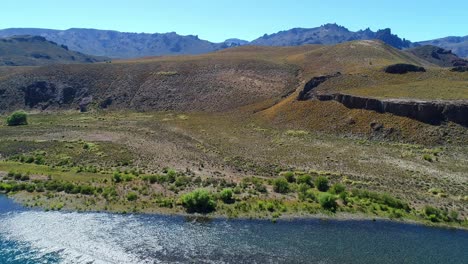 Fluss-Im-Norden-Patagoniens,-Umgeben-Von-Wüste-1