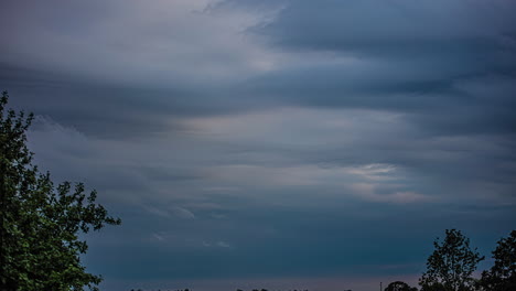 Tiefwinkelaufnahme-Von-Dunklen-Wolken,-Die-Sich-An-Einem-Windigen-Abend-Bilden-Und-Den-Himmel-Bedecken