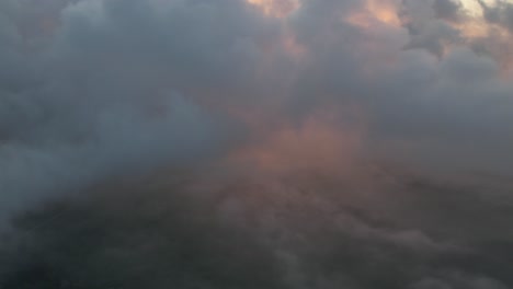 Eine-Luftaufnahme-Hoch-über-Den-Wolken-Bei-Einem-Wunderschönen-Sonnenaufgang-1