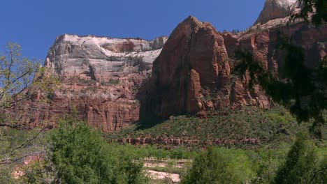 Fascinante-Paisaje-De-Senderos-En-El-Cañón-De-Arenisca-Del-Parque-Nacional-Zion-De-Utah