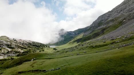 Tal-Der-Schynige-Platte-An-Einem-Sonnigen-Tag-Mit-Einigen-Wolken,-Die-Die-Berge-Bedecken-1