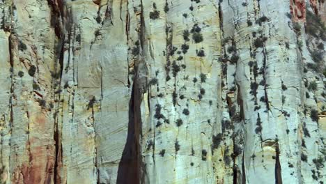 Geologische-Sandsteinschichten-Auf-Erodierter-Felswand-Im-Zion-nationalpark
