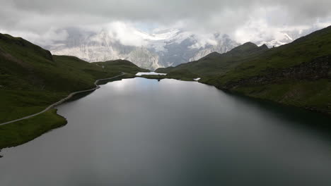Lago-Bachalpsee-A-La-Sombra-De-Las-Nubes-Con-El-Eiger-Al-Frente-Con-La-Luz-Del-Sol