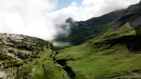 Tal-Der-Schynige-Platte-An-Einem-Sonnigen-Tag-Mit-Einigen-Wolken,-Die-Die-Berge-Bedecken