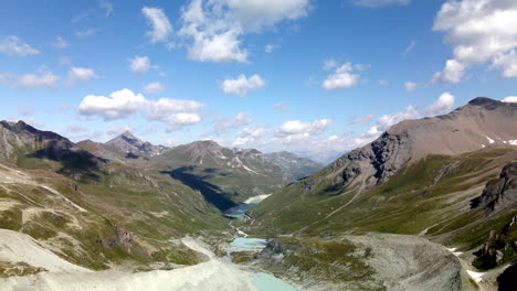 Sehr-Hohe-Luftaufnahme-Des-Berühmten-Zinals,-Schweiz,-Mit-Großen-Bergen-Und-Einem-Blauen-See