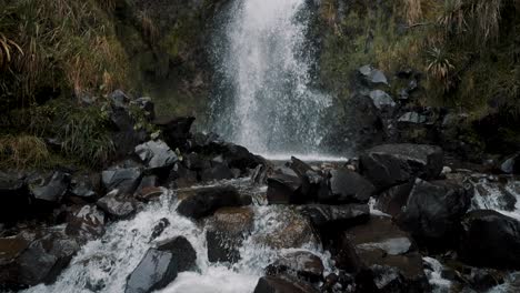 Kaskadierender-Wasserfall-Im-Cayambe-Coca-Nationalpark-In-Papallacta,-Ecuador---Nach-Oben-Kippen