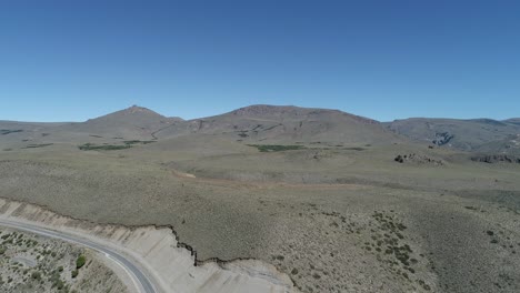 Luftbild-Eines-Sees-Im-Norden-Patagoniens-Mit-Tiefblauem-Und-Hellblauem-Himmel-8