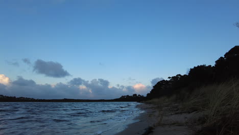 Mann,-Der-An-Einem-Kalten-Wintermorgen-In-Tasmanien,-Australien,-Einen-Strand-Hinuntergeht
