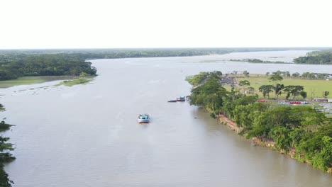 Barco-Turístico-Solitario-En-El-Vasto-Río-De-Bangladesh,-Vista-Aérea-De-Drones