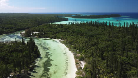 Scenic-aerial-flyover-above-lagoon-and-Oro-Bay,-Isle-of-Pines