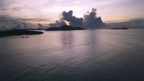 Drohnenantenne-über-Dem-Boot,-Das-Bei-Sonnenaufgang-Auf-Dem-Tropischen-Blauen-Ozean-In-Thailand-Fährt