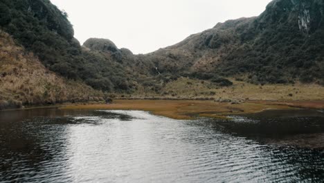Lago-Tranquilo-Rodeado-De-Montañas-Boscosas-En-El-Parque-Nacional-Cayambe-Coca-Cerca-De-Papallacta-En-La-Provincia-De-Napo,-Ecuador