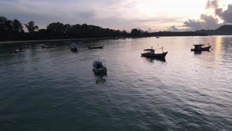 Drohne-Antenne-Bewegt-Sich-Langsam-Parallaxe-über-Tropischem-Blauem-Wasser-Während-Des-Sonnenaufgangs-Mit-Thailändischen-Schnellbooten-Herum