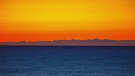 Beautiful-horizon-sunset-over-a-calm-ocean---Timelapse