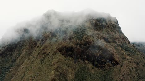 Feine-Wolken-Bewegen-Sich-über-Die-Anden-bergspitze-Im-Cayambe-coca-nationalpark-In-Papallacta,-Ecuador