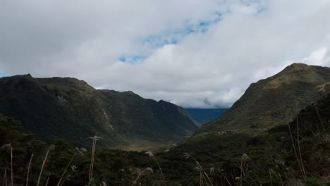 Friedliche-Natur-Mit-Berglandschaft-Im-Cayambe-coca-nationalpark-In-Der-Nähe-Von-Papallacta,-Ecuador