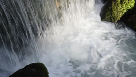 Wasserfall,-Der-Im-Sommer-Im-Wald-In-Den-Fluss-Fließt