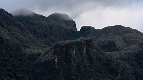 Nubes-Brumosas-Rodando-Sobre-Una-Caminata-De-Montaña-En-El-Parque-Nacional-Cayambe-Coca-Cerca-De-Papallacta,-Ecuador