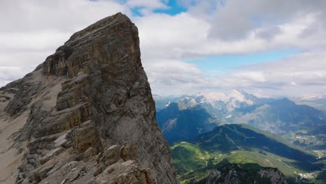 Luftbahnaufnahme-Des-Berges-Monte-Pelmo-In-Den-Italienischen-Dolomiten-Während-Des-Bewölkten-Tages---Grünes-Tal-Und-Schneebedeckter-Gipfel-Im-Hintergrund