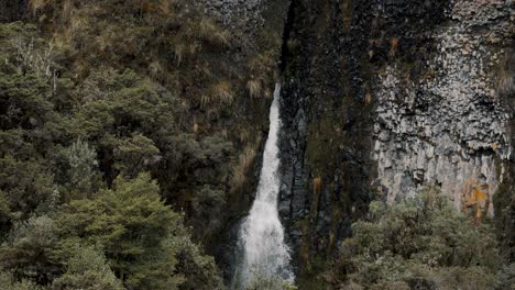Vulkanische-Berge-Mit-Den-Kaskaden-Im-Parque-Nacional-Cayambe-coca-In-Der-Nähe-Von-Papallacta,-Ecuador