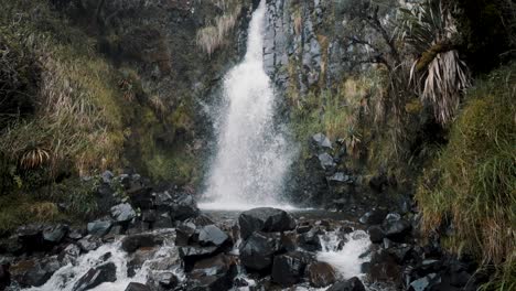 Wasserfall-Fließt-Stark-Von-Hoch-Aufragenden-Felsigen-Bergen-In-Cayambe-Coca-Reserve-Wanderung-In-Der-Nähe-Von-Papallacta,-Ecuador