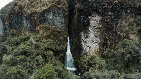Fliegen-Sie-Weg-An-Den-Kaskaden,-Die-Aus-Vulkanischen-Bergen-Im-Cayambe-Coca-Nationalpark-In-Der-Nähe-Von-Papallacta,-Ecuador,-Fließen