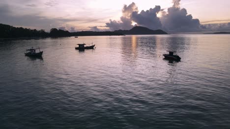 Drohnenantenne-Bei-Sonnenaufgang-Auf-Niedrigem-Wasser-In-Der-Nähe-Von-Thailändischen-Schnellbooten-Mit-Großen-Wolken