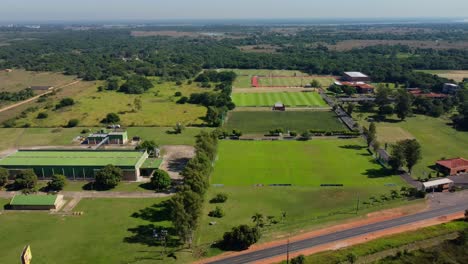 Vista-Aérea-De-Atletas-De-Fútbol-De-Alto-Rendimiento,-Campo-De-Hierba-Verde,-En-Un-Día-Soleado,-Paraguay