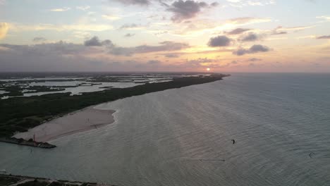Puesta-De-Sol-En-La-Playa-De-Chuburná,-Península-De-Yucatán,-Kitesurf-3