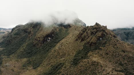 Montañas-Del-Bosque-Nuboso-Andino-En-El-Parque-Nacional-Cayambe-Coca-Cerca-De-Papallacta,-Ecuador