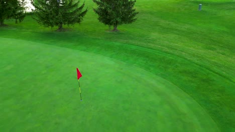 Drohnenaufnahme-Der-Golfflagge-Auf-Einem-Wunderschönen-Grünen-Kurs-In-Kanada