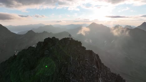 Zwei-Personen-Stehen-Auf-Einem-Gipfel-Mit-Edelstahl-bergkreuz-In-österreich