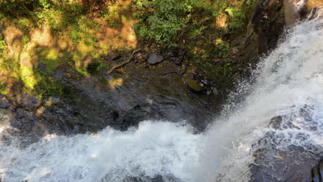 Schwenken-Der-Enthüllung-Des-Natürlichen-Wasserfalls-Im-Wald