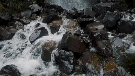 Cascada-Idílica-En-El-Parque-Nacional-Cayambe-Coca-En-Papallacta,-Ecuador---Inclinación-Hacia-Arriba