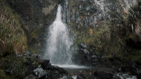 Cascada-Que-Cae-Sobre-Las-Rocas-Del-Río-En-El-Parque-Nacional-Cayambe-Coca,-Papallacta,-Ecuador---Inclinado-Hacia-Abajo