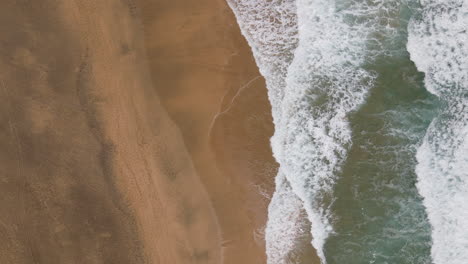Fantastische-Luftaufnahme-Der-Küste-Von-Cofete-Beach-Und-Mit-Den-Wellen,-Die-Sich-Am-Ufer-Brechen